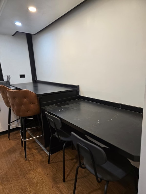 Dormitorio compartido superior, solo para mujeres, para no fumadores, vista a la ciudad | Área de sala de estar | Monitor de computadora y impresora