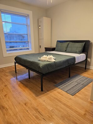 Premier-Studiosuite | Betten mit Memory-Foam-Matratzen, individuell dekoriert