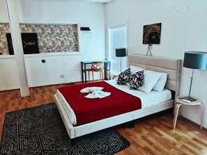 Premier Studio Suite | Memory foam beds, individually decorated, individually furnished, desk - Grand House (Chicago)