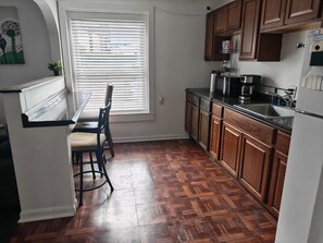 Standard Room | Dining room - Grand House (Chicago)
