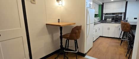 Een koelkast (op verzoek), een microgolfoven, een oven, een kookplaat