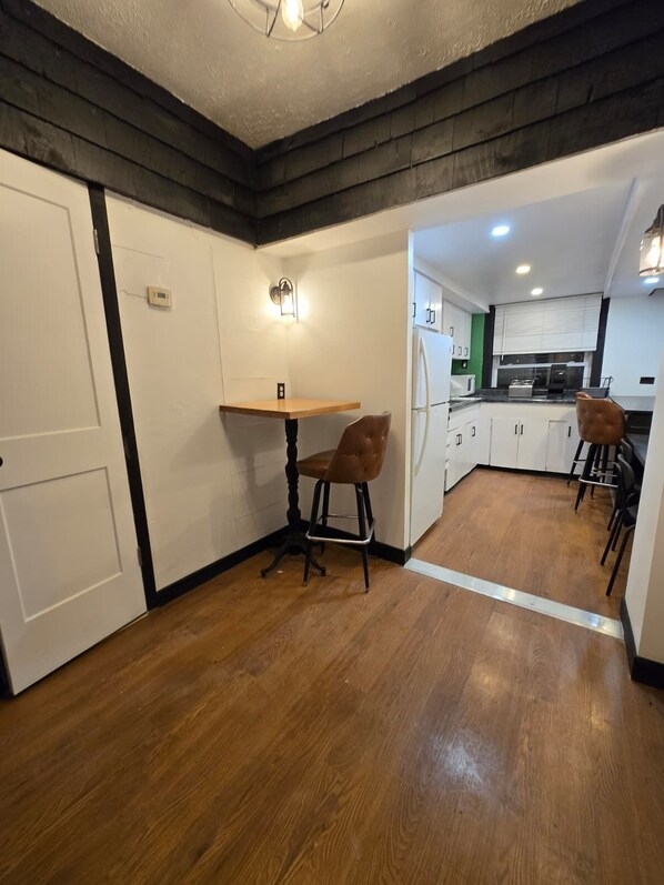 冷蔵庫、電子レンジ、オーブン、コンロ