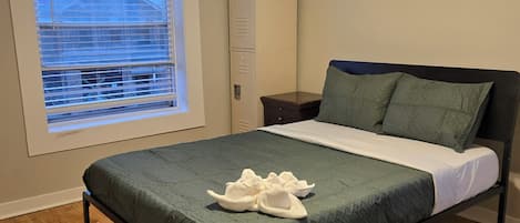 Premier-Studiosuite | Betten mit Memory-Foam-Matratzen, individuell dekoriert
