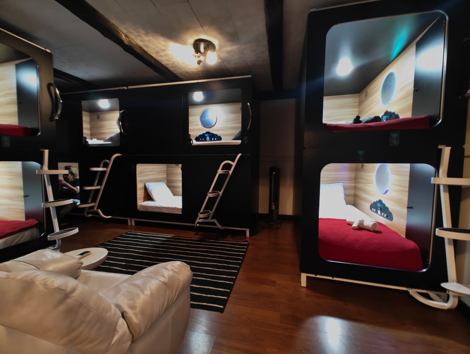 Une chambre avec des lits superposés, un bureau et une chaise.