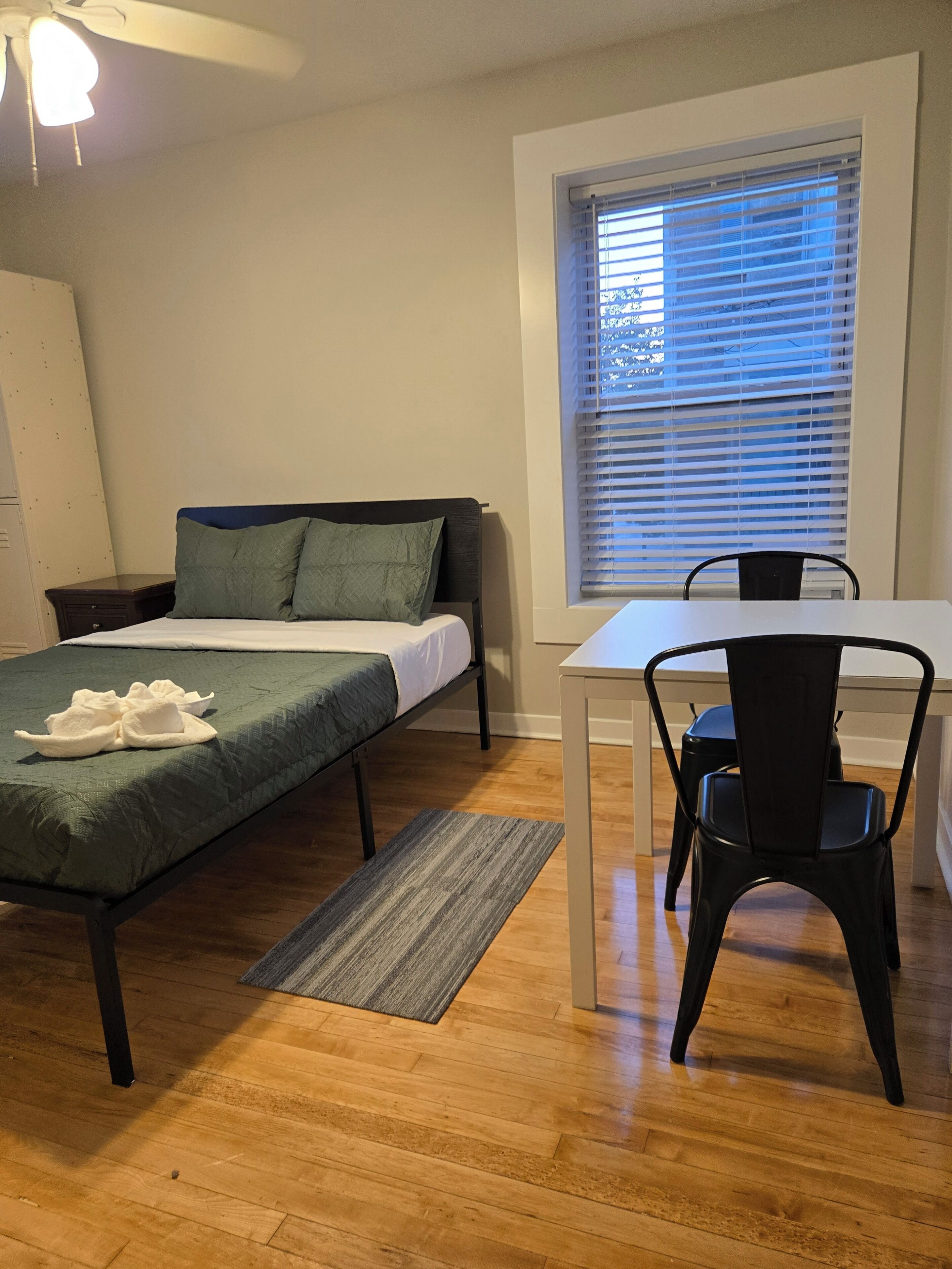 Suite Studio « Premier » | Matelas mémoire de forme, décoration personnalisée