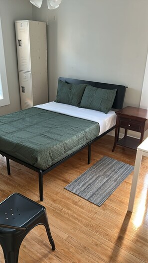 低反発ベッド、客室ごとに異なる装飾、客室ごとに異なるインテリア、デスク