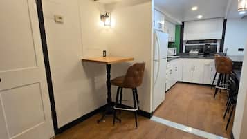Dormitorio compartido superior, solo para mujeres, para no fumadores, vista a la ciudad | Cocina privada | Refrigerador, microondas, horno y parrilla de estufa