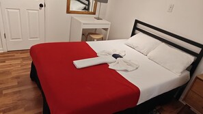 Standard Room | Memory foam beds, individually decorated, individually furnished, desk - Grand House (Chicago)