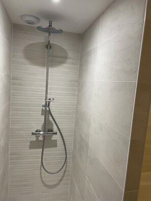 Shower, toilet paper - House in Lilia/Plouguerneau, ideal for families, close to the beach. (Plouguerneau)
