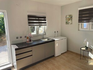 Refrigerador, cafetera/tetera, utensilios de cocina