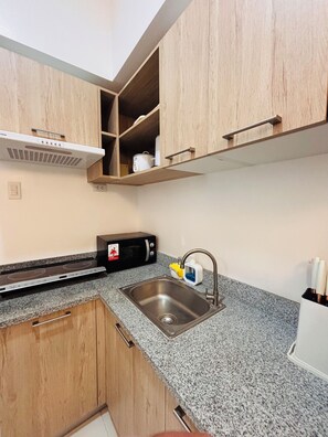 Fridge, stovetop