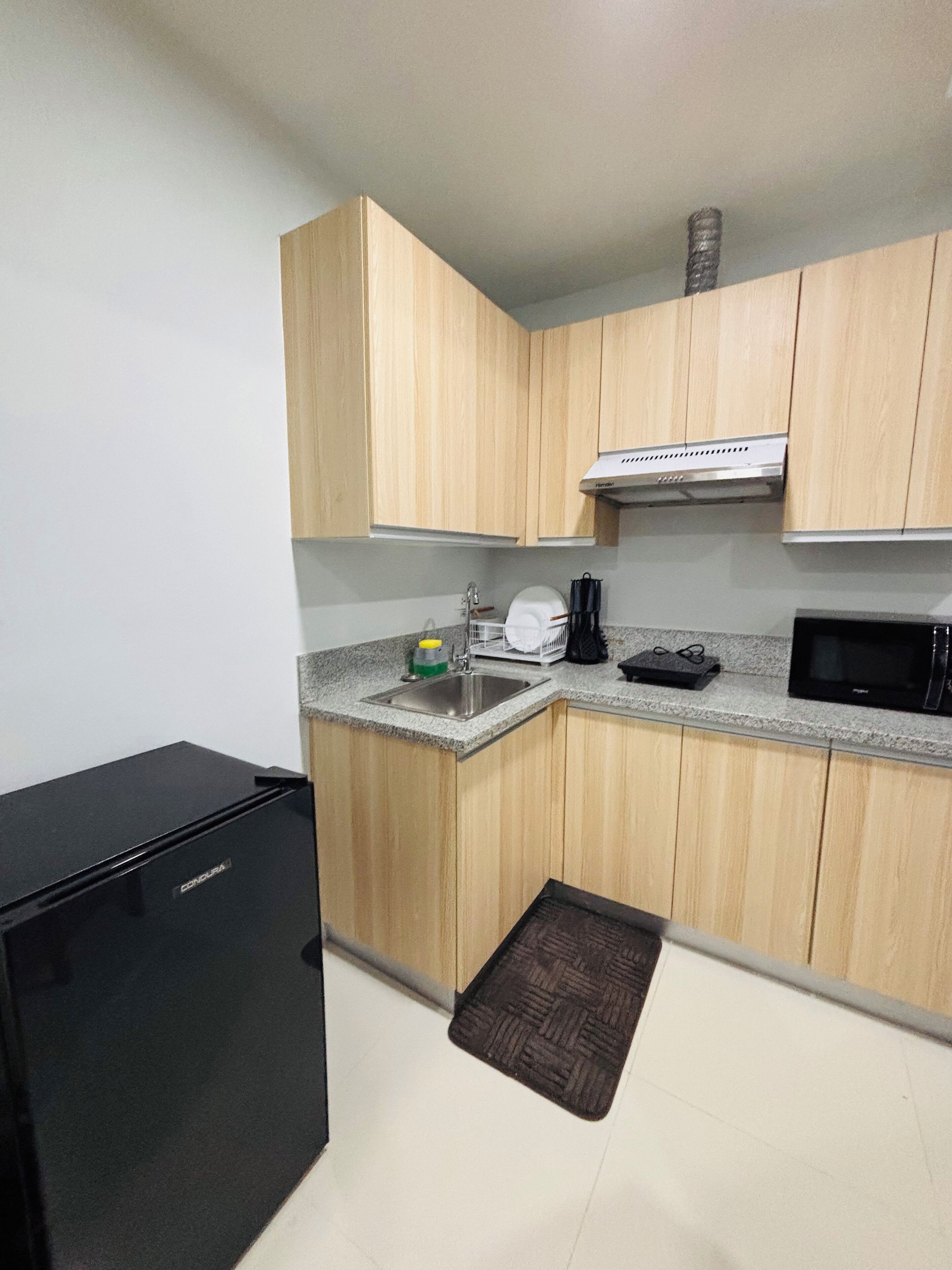 Fridge, microwave, stovetop, cookware/dishes/utensils