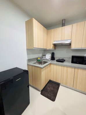 Kjøleskap, mikrobølgeovn, kokeplater og kjøkkenutstyr