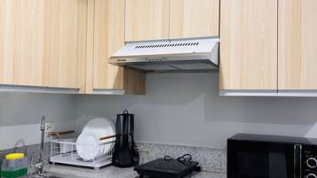 Refrigerador, microondas, parrilla de estufa y utensilios de cocina