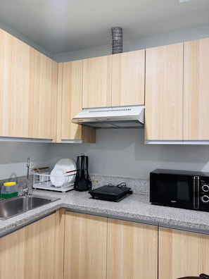 Fridge, microwave, stovetop, cookware/dishes/utensils