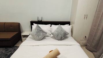 1 habitación, tabla de planchar con plancha, internet y ropa de cama