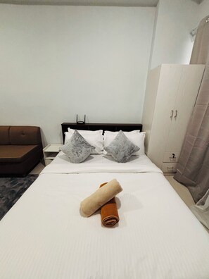 1 bedroom, iron/ironing board, internet, bed sheets