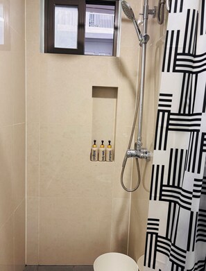 Shower, hair dryer, towels