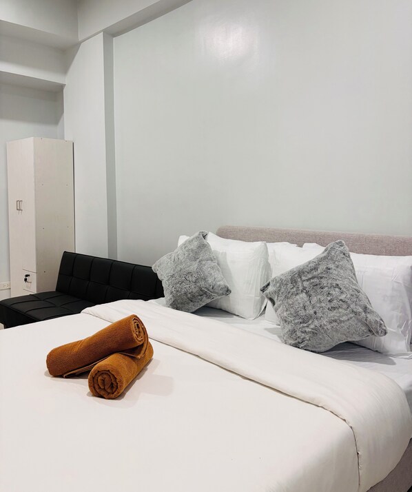 1 bedroom, iron/ironing board, internet, bed sheets - Bright and Cozy Escape with Plush Touches (Iloilo City)
