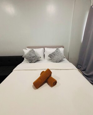 Iron/ironing board, internet, bed sheets