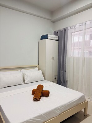 Iron/ironing board, internet, bed sheets