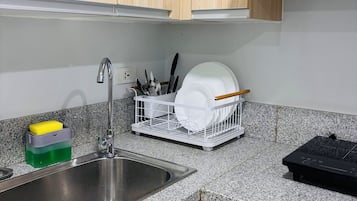 Een koelkast, een magnetron, een kookplaat