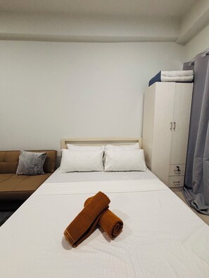 Iron/ironing board, internet, bed sheets