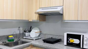 Kjøleskap, mikrobølgeovn, kokeplater og kjøkkenutstyr