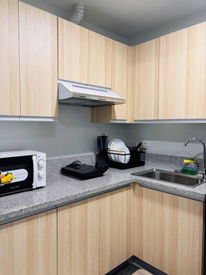 Fridge, microwave, stovetop