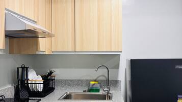 Jääkaappi, mikroaaltouuni, liesi