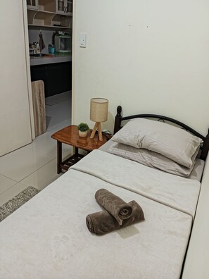2 bedrooms, iron/ironing board, internet, bed sheets