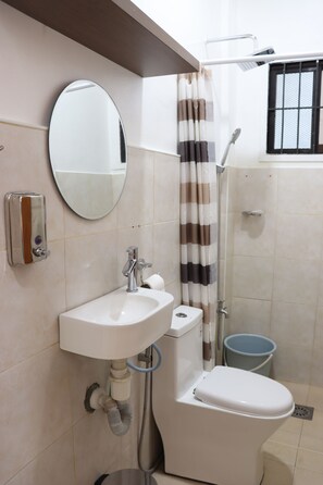 Shower, towels - Your Family Home in Tagum City (Tagum)