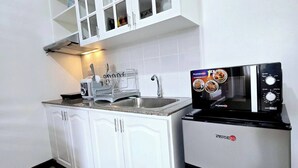 Microwave, stovetop, cookware/dishes/utensils - Premium Condo at Albergo, Baguio (Baguio)