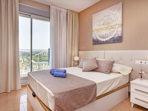 2 bedrooms, desk, internet