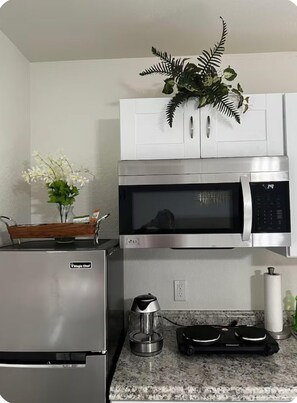 Refrigerador, microondas, placa de cocina, cafetera/tetera