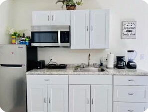 Réfrigérateur, micro-ondes, plaque de cuisson, cafetière/bouilloire