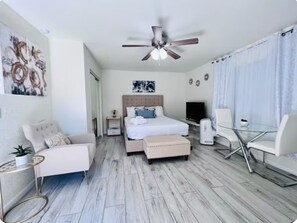 1 habitación, tabla de planchar con plancha y cuna de viaje 
