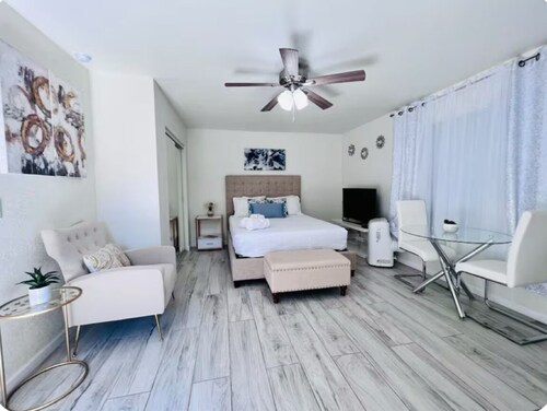 Cozy Studio with MTN Views, a Spacious Bathroom, BBQ, 72” Smart TV & Fast WIFI