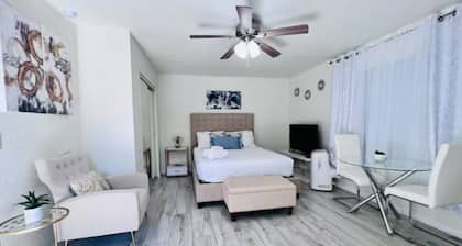 Cozy Studio with MTN Views, a Spacious Bathroom, BBQ, 72” Smart TV & Fast WIFI