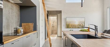 Fridge, microwave, dishwasher, cookware/dishes/utensils