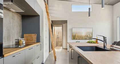 "Elvie" - 150m from the sea by Interhome