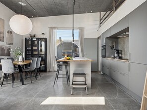 Fridge, microwave, dishwasher, cookware/dishes/utensils