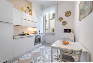 Fridge, microwave, oven, stovetop - Apartment in ancient palace near the cathedral in the heart of the Old Town (Firenze)