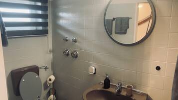 Dusche, Haartrockner, Handtücher, Toilettenpapier