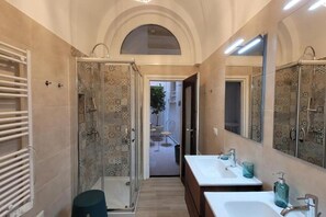 Douche, sèche-cheveux, bidet, serviettes fournies