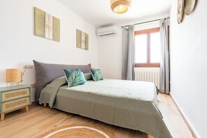 4 bedrooms, iron/ironing board, Internet, bed sheets