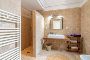 Een haardroger, een bidet, handdoeken, zeep