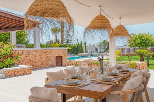 Stunning villa with fabulous views 5 minutes from the airport and Ibiza Town