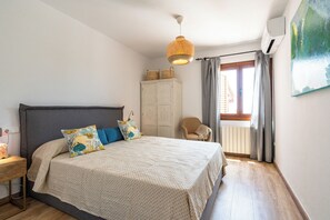 4 slaapkamers, een strijkplank/strijkijzer, internet, beddengoed