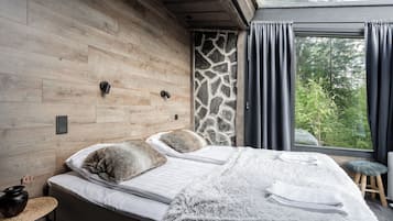 Ropa de cama de alta calidad y espacio para trabajar con un portátil